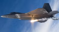 [ẢNH] Mài tóe lửa đường băng khi hạ cánh khẩn, tiết lộ thiết kế lạ của F-22 Raptor