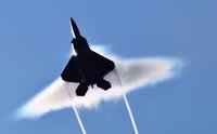 [ẢNH] Mài tóe lửa đường băng khi hạ cánh khẩn, tiết lộ thiết kế lạ của F-22 Raptor