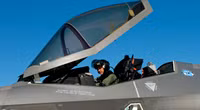 Tiêm kích hạm F-35C lộ diện với lớp sơn phủ như gương