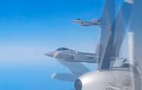 [ẢNH] ‘Chim ăn thịt’ F-22 Mỹ lao lên chặn ‘gấu bay’ Tu-95MS Nga