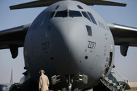 [ẢNH] Vận tải cơ khổng lồ C-17 Mỹ mài bụng tóe lửa tại Afghanistan