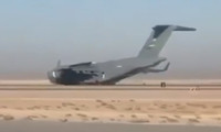 [ẢNH] Vận tải cơ khổng lồ C-17 Mỹ mài bụng tóe lửa tại Afghanistan