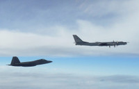 [ẢNH] ‘Chim ăn thịt’ F-22 Mỹ lao lên chặn ‘gấu bay’ Tu-95MS Nga