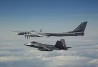 [ẢNH] ‘Chim ăn thịt’ F-22 Mỹ lao lên chặn ‘gấu bay’ Tu-95MS Nga