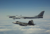 [ẢNH] ‘Chim ăn thịt’ F-22 Mỹ lao lên chặn ‘gấu bay’ Tu-95MS Nga