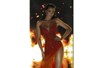 Kim Duyên ‘đốt mắt’ người xem trong trang phục làm từ vật liệu tái chế