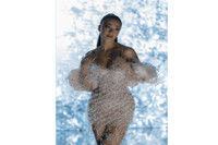 Kim Duyên ‘đốt mắt’ người xem trong trang phục làm từ vật liệu tái chế