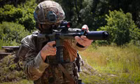 [ẢNH] Vệ binh Quốc gia Ukraine thay thế súng AK bằng súng AR-15 Mỹ