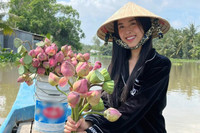 [ẢNH] Đám cưới miền Tây đặc biệt của Á hậu Thúy An: Nhà trai đi thuyền, cô dâu vàng đeo ‘trĩu cổ’, dàn phù dâu toàn Hoa hậu