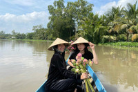 [ẢNH] Đám cưới miền Tây đặc biệt của Á hậu Thúy An: Nhà trai đi thuyền, cô dâu vàng đeo ‘trĩu cổ’, dàn phù dâu toàn Hoa hậu