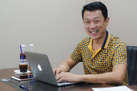 [ẢNH] Danh hài Vân Sơn: Sự nghiệp thành công, hôn nhân viên mãn bên người vợ xinh đẹp