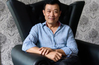 [ẢNH] Danh hài Vân Sơn: Sự nghiệp thành công, hôn nhân viên mãn bên người vợ xinh đẹp