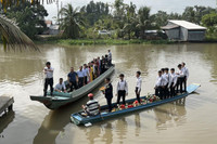 [ẢNH] Đám cưới miền Tây đặc biệt của Á hậu Thúy An: Nhà trai đi thuyền, cô dâu vàng đeo ‘trĩu cổ’, dàn phù dâu toàn Hoa hậu