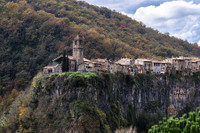 [ẢNH] Những công trình 'cheo leo' trên vách đá nổi tiếng trên thế giới