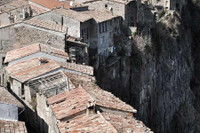 [ẢNH] Những công trình 'cheo leo' trên vách đá nổi tiếng trên thế giới