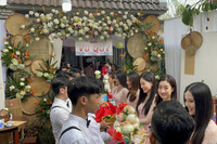 [ẢNH] Đám cưới miền Tây đặc biệt của Á hậu Thúy An: Nhà trai đi thuyền, cô dâu vàng đeo ‘trĩu cổ’, dàn phù dâu toàn Hoa hậu