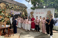 [ẢNH] Đám cưới miền Tây đặc biệt của Á hậu Thúy An: Nhà trai đi thuyền, cô dâu vàng đeo ‘trĩu cổ’, dàn phù dâu toàn Hoa hậu