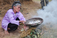 [ẢNH] Đất hun khói và loạt món ăn lạ miệng từ bùn đất không phải ai cũng biết