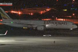 Chuyến bay sơ tán công dân Nhật khỏi Trung Đông đã hạ cánh xuống sân bay Narita