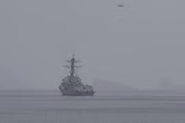 Tàu khu trục Mỹ tới eo biển Hormuz rà phá thủy lôi