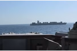 Khu trục hạm Mỹ nổ súng vào tàu hàng treo cờ Iran