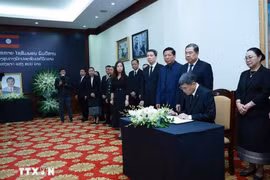 Thủ tướng Lê Minh Hưng viếng Chủ tịch Quốc hội Lào Xaysomphone Phomvihane