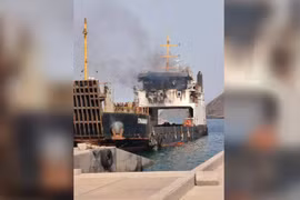 Tàu hàng bốc cháy sau khi trúng tên lửa Houthi, 6 người chết