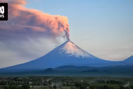 Núi lửa phun cột tro bụi khổng lồ lên không trung ở Nga