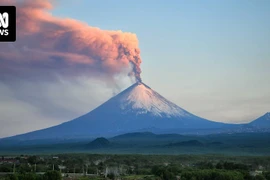 Núi lửa phun cột tro bụi khổng lồ lên không trung ở Nga