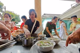 Hơi ấm của phở Hà Nội và những trạm dừng đầy cảm xúc