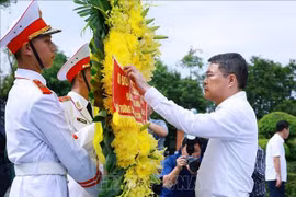 Thủ tướng dâng hương tưởng niệm các Anh hùng liệt sĩ tại Điện Biên