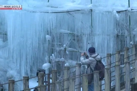 Những cột băng khổng lồ xuất hiện tại khe núi gần Tokyo