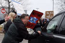 Biểu tình lan rộng tại Mỹ sau vụ nhân viên cơ quan di trú bắn chết người