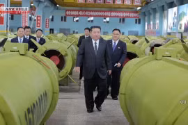 Nhà lãnh đạo Triều Tiên Kim Jong-un chỉ thị đẩy mạnh sản xuất tên lửa và đạn pháo