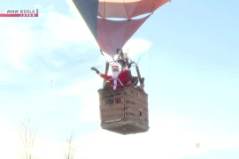 Ông già Noel đi khinh khí cầu để phát quà Giáng sinh 