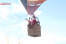 Ông già Noel đi khinh khí cầu để phát quà Giáng sinh 