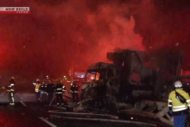 Công nhân làm việc xuyên đêm để thông xe trở lại sau tai nạn liên hoàn trên cao tốc