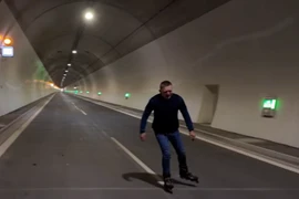 Thủ tướng Slovakia trượt patin qua đường hầm cao tốc