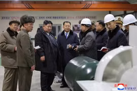 Ông Kim Jong-un thị sát đóng tàu ngầm chạy bằng năng lượng hạt nhân