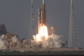 Video NASA phóng thành công tàu vũ trụ có phi hành gia bay vòng quanh Mặt trăng 