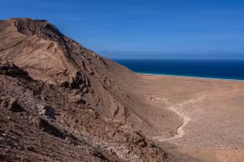 Hàng loạt du khách nước ngoài mắc kẹt trên hòn đảo xa xôi ở Ấn Độ Dương