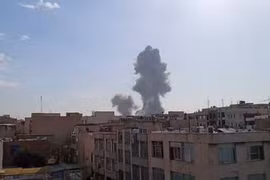 Video cột khói lớn bốc lên ở Thủ đô Tehran của Iran