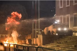 Người biểu tình ném bom xăng vào Văn phòng Thủ tướng Albania