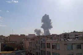 Video cột khói lớn bốc lên ở Thủ đô Tehran của Iran