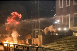 Người biểu tình ném bom xăng vào Văn phòng Thủ tướng Albania