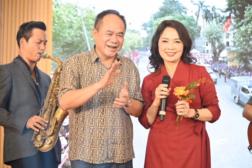 Trung tướng Nguyễn Thanh Tùng, Giám đốc CATP cổ vũ NSND Thái Bảo khi hát tặng các đại biểu những khúc ca về Hà Nội
