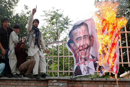 Những người biểu tình Afghanistan đốt cờ và hình ảnh ông Obama tại Kabul ngày 16/9. Ảnh: Reuters