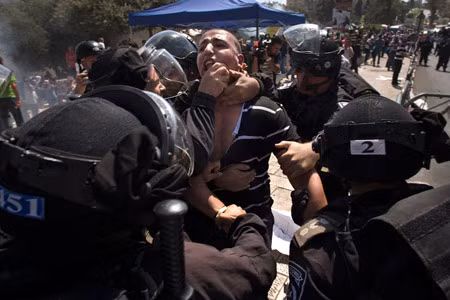 Những người biểu tình Afghanistan đốt cờ và hình ảnh ông Obama tại Kabul ngày 16/9. Ảnh: Reuters Những người biểu tình Afghanistan đốt cờ và hình ảnh ông Obama tại Kabul ngày 16/9. Ảnh: Reuters