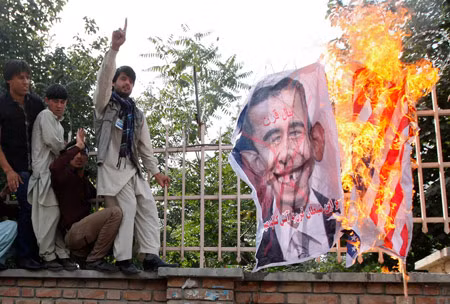 Những người biểu tình Afghanistan đốt cờ và hình ảnh ông Obama tại Kabul ngày 16/9. Ảnh: Reuters Những người biểu tình Afghanistan đốt cờ và hình ảnh ông Obama tại Kabul ngày 16/9. Ảnh: Reuters