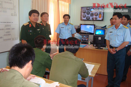 Trung tướng Võ Văn Tuấn kiểm tra buồng tập lái máy bay huấn luyện cánh quạt Yak-52 của Trung đoàn 920 (Trường Sĩ quan Không quân) thiết kế, chế tạo. Trung tướng Võ Văn Tuấn kiểm tra Kiểm tra thiết bị mô phòng chỉ huy dẫn đường bay tại lớp học học viên bay K39.